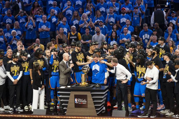 Oklahoma City Thundersão festejam o título, após vitória sobre os Indiana Pacers