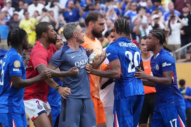 Confusão no final do Chelsea-PSG com Luis Enrique