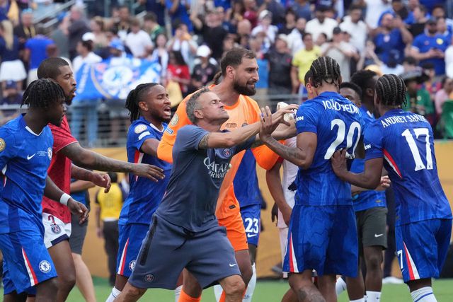 Luis Enrique empurra João Pedro na final do Mundial de Clubes