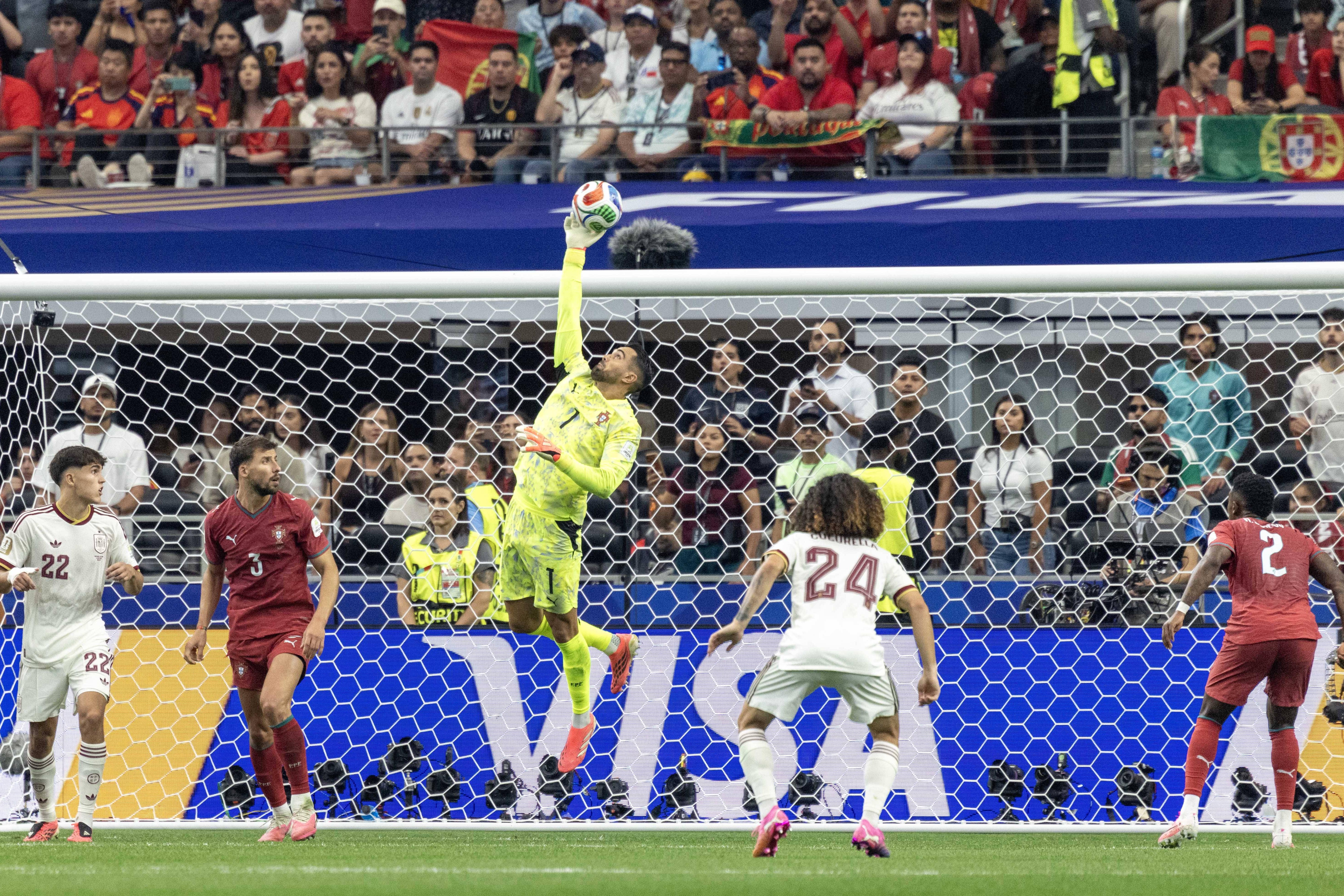 Diogo Costa frente à Espanha