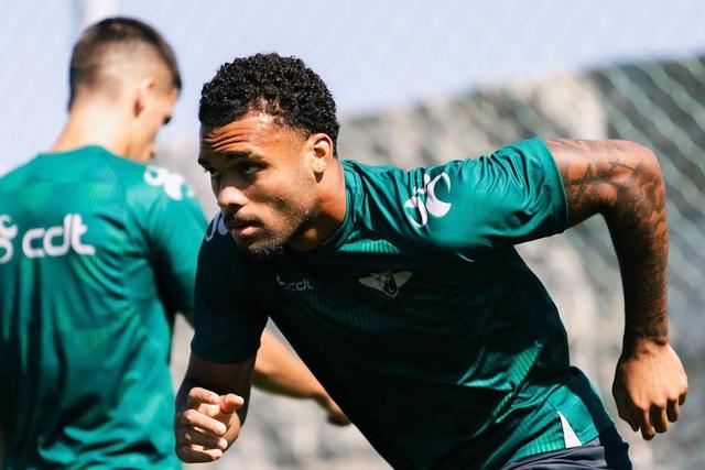 Alexander Parsemain, ponta de lança, 23 anos, mostra-se a Vasco Botelho da Costa - Foto: Moreirense
