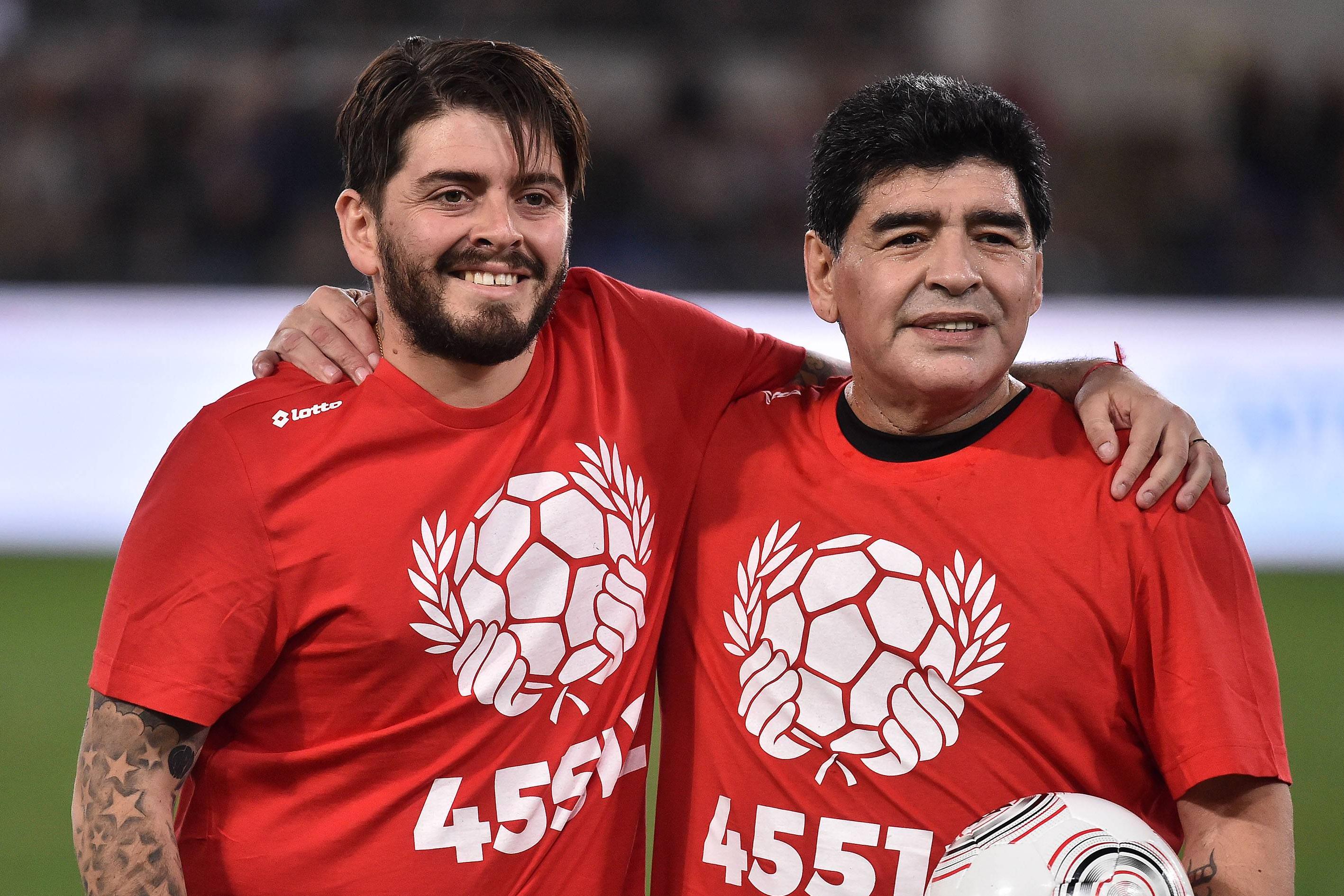 Diego Armando Maradona Sinagra ao lado do pai, Maradona