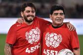 Diego Armando Maradona Sinagra ao lado do pai, Maradona