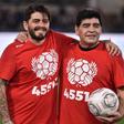 Diego Armando Maradona Sinagra ao lado do pai, Maradona