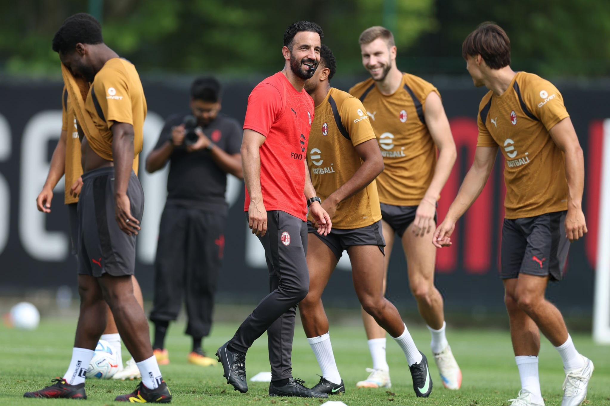 Ruben Amorim num momento de boa disposição com os jogadores no treino do Milan - Foto: Milan