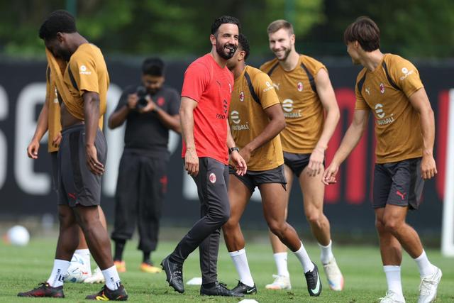 Ruben Amorim num momento de boa disposição com os jogadores no treino do Milan - Foto: Milan