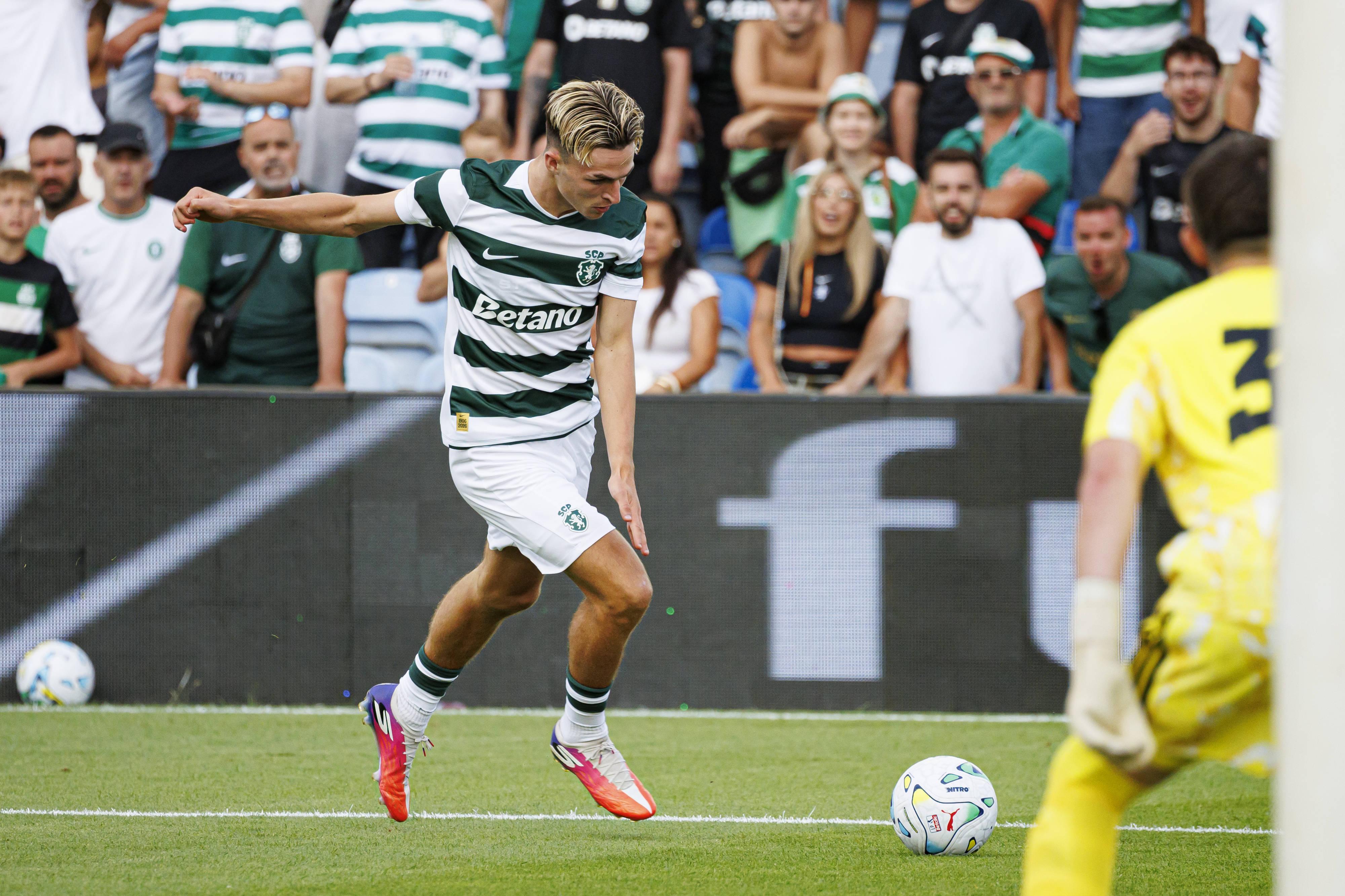 Jesse Derry em ação frente ao Celtic