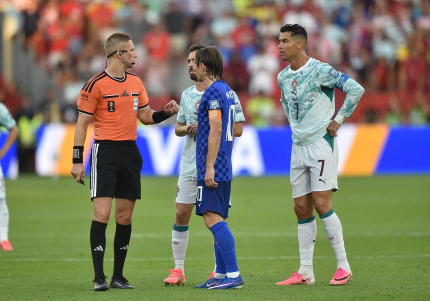 Espen Eskas, Modric e Cristiano Ronaldo no Portugal - Croácia (Foto: Miguel Nunes)