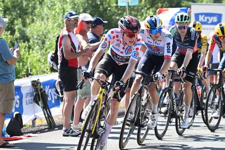 Tour: Vingegaard ainda acredita e está «ansioso por subidas mais longas e altas»