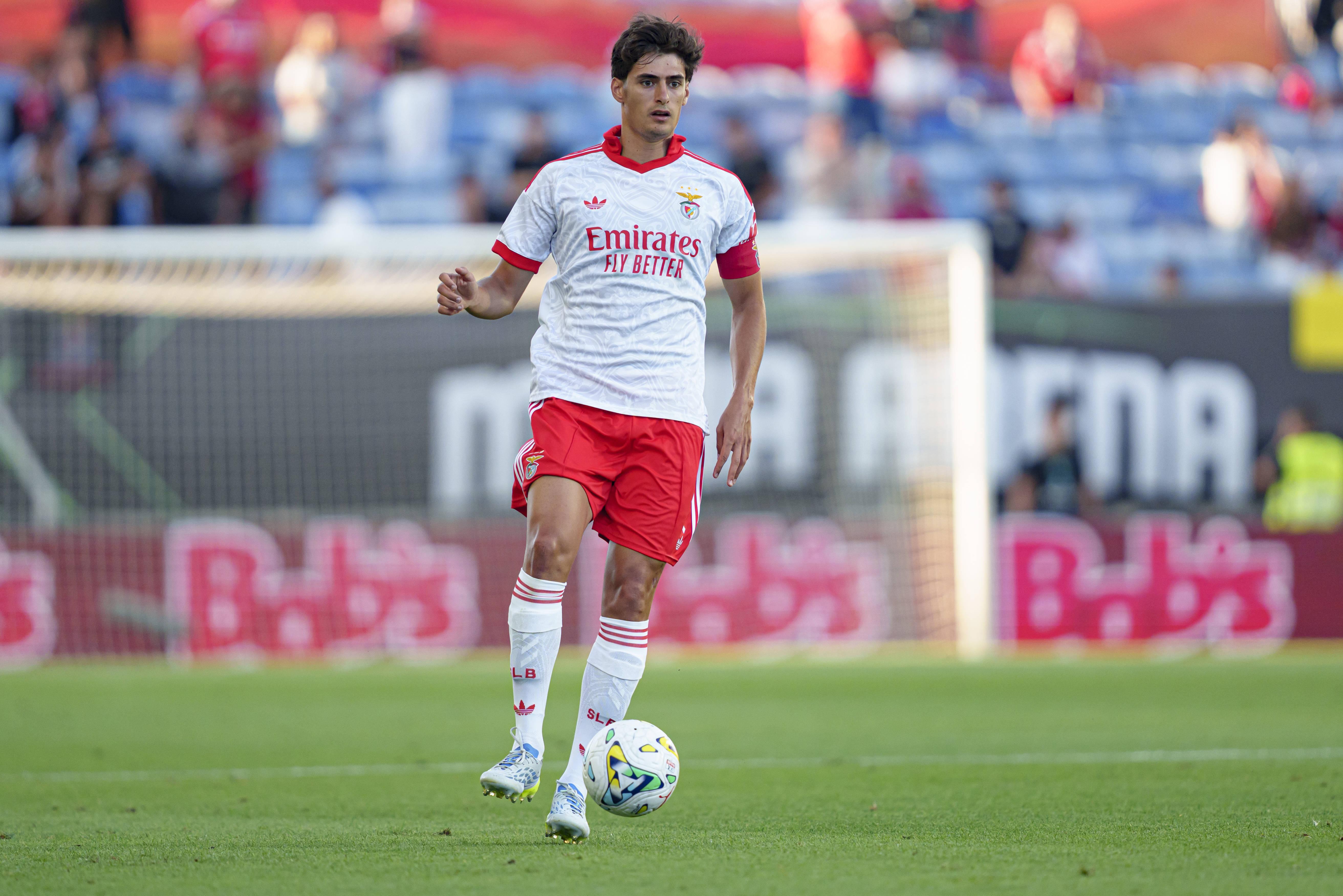 Camisola altenativa das águias em jogo - Foto: SL Benfica
