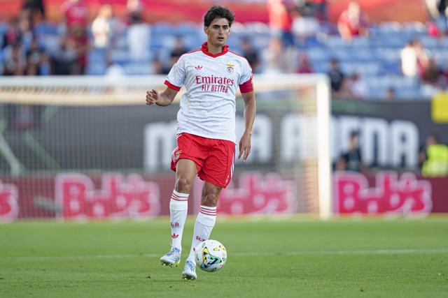 Camisola altenativa das águias em jogo - Foto: SL Benfica