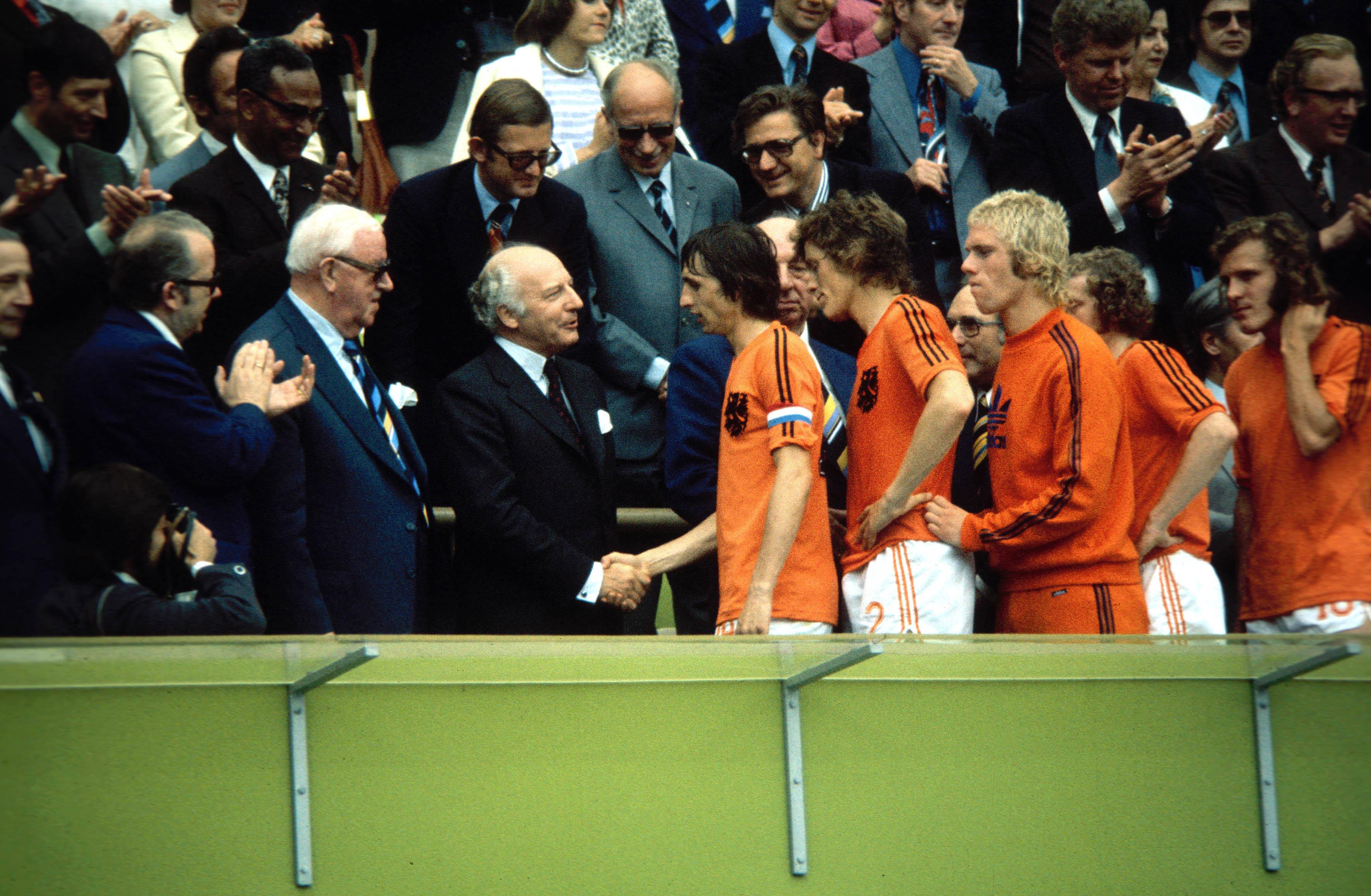 Países Baixos, 1974: o Futebol Total da equipa de Cruyff tomou de assalto este Mundial. A equipa marcou 14 golos e sofreu um em seis jogos e já ganhava ao minuto 2 da final, antes de permitir a reviravolta (1-2) da caseira Alemanha Ocidental (IMAGO)