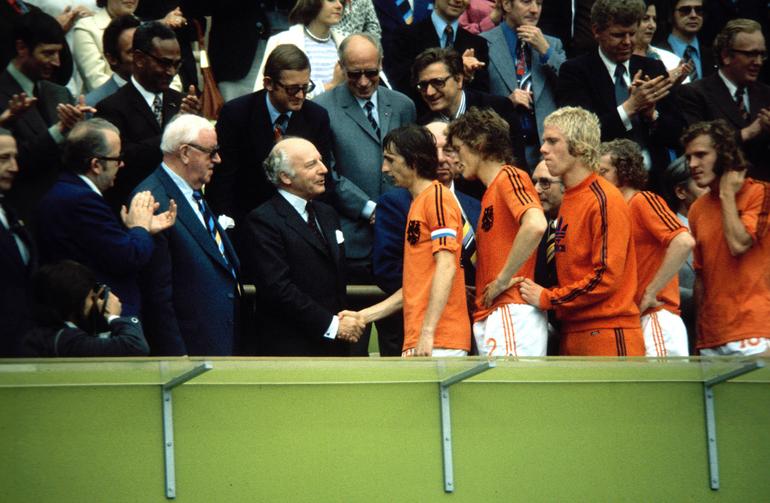 Países Baixos, 1974: o Futebol Total da equipa de Cruyff tomou de assalto este Mundial. A equipa marcou 14 golos e sofreu um em seis jogos e já ganhava ao minuto 2 da final, antes de permitir a reviravolta (1-2) da caseira Alemanha Ocidental (IMAGO)