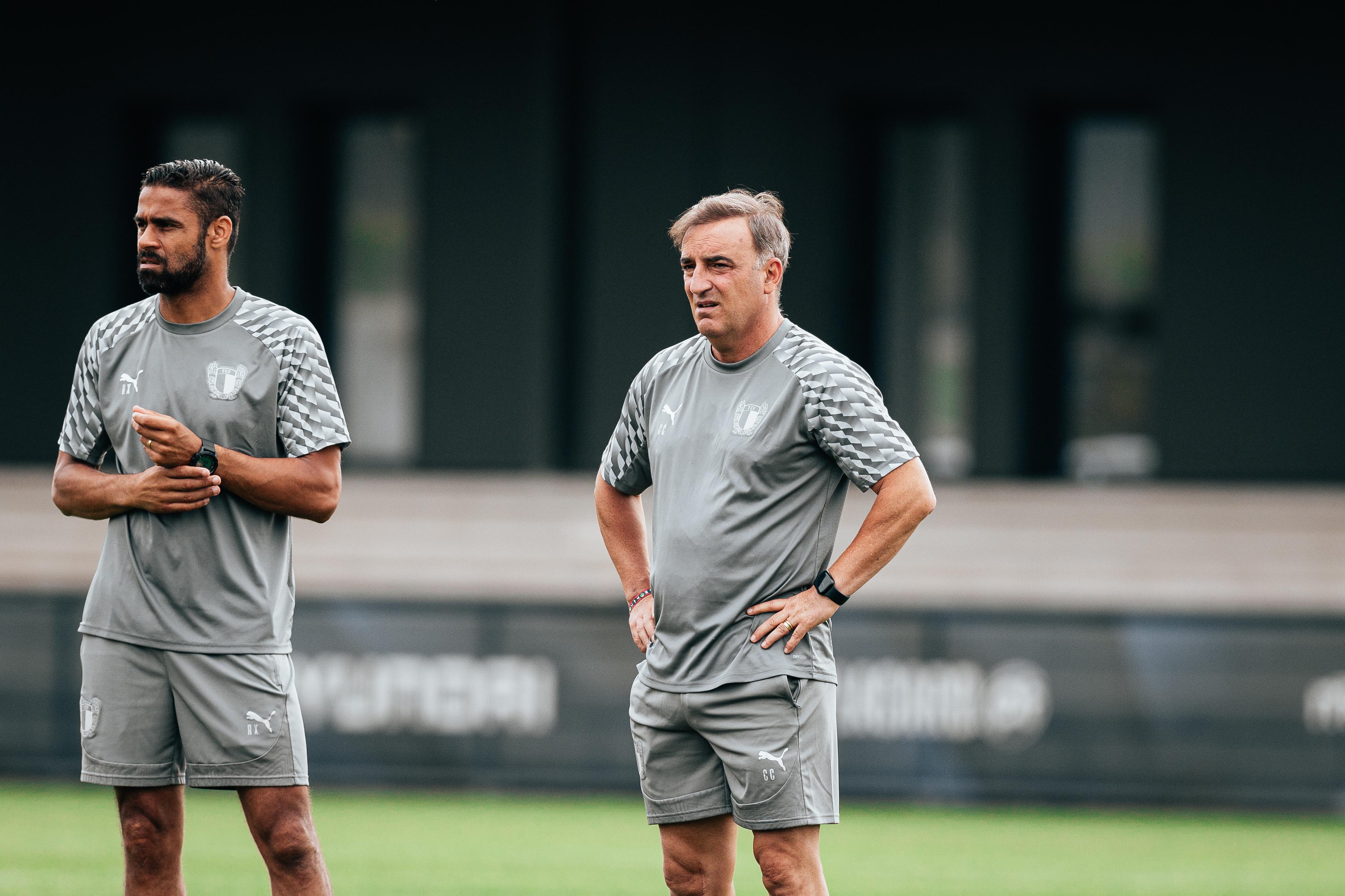 Ricardo Silva (à esquerda) é um homem da casa e também faz parte da equipa técnica de Carvalhal — Foto: Famalicão