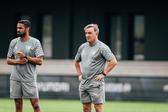 Ricardo Silva (à esquerda) é um homem da casa e também fez parte da equipa técnica de Carvalhal — Foto: Famalicão