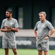Ricardo Silva (à esquerda) é um homem da casa e também faz parte da equipa técnica de Carvalhal — Foto: Famalicão