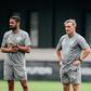 Ricardo Silva (à esquerda) é um homem da casa e também faz parte da equipa técnica de Carvalhal — Foto: Famalicão