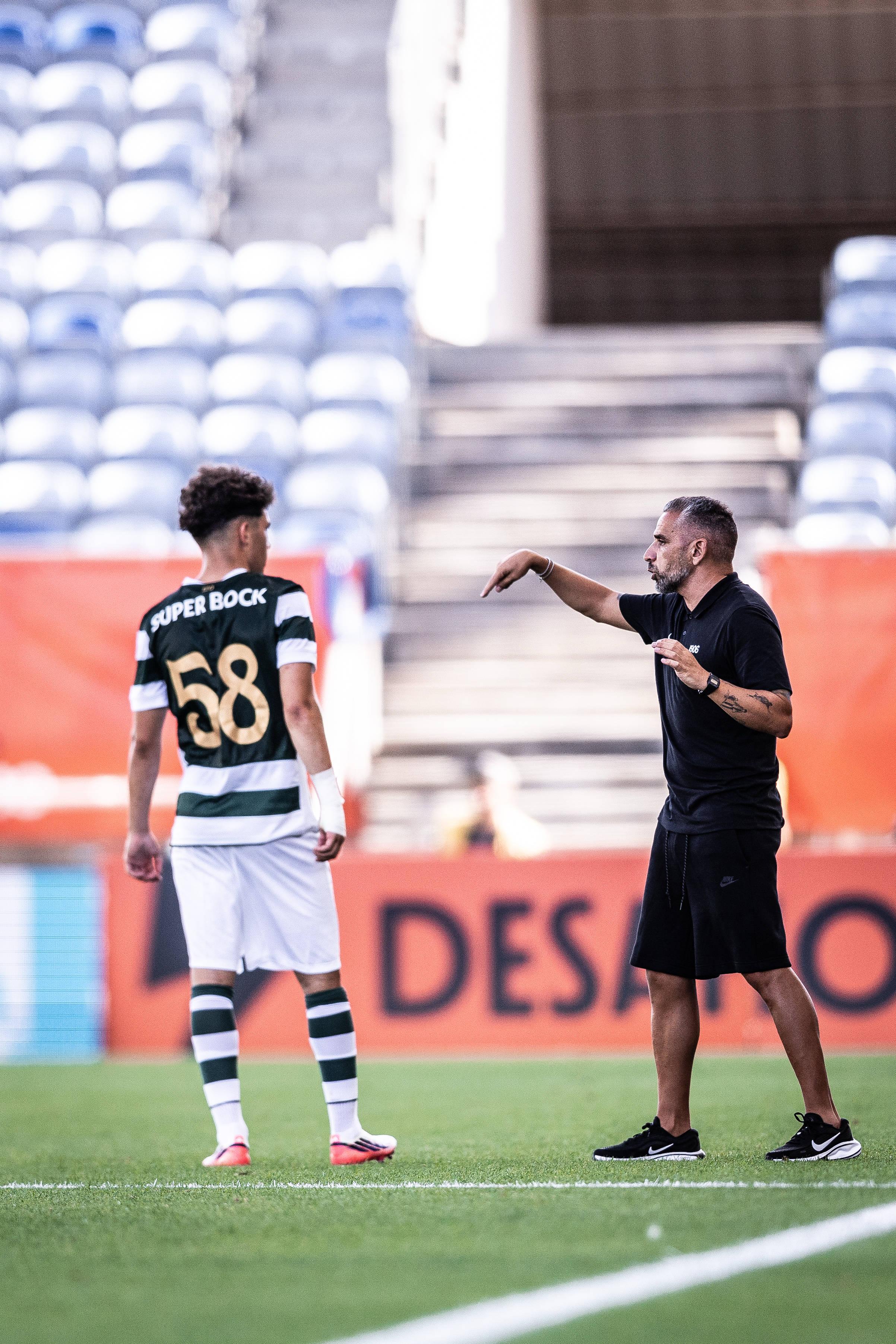 Rui Borges a dar indicações a Flávio Gonçalves