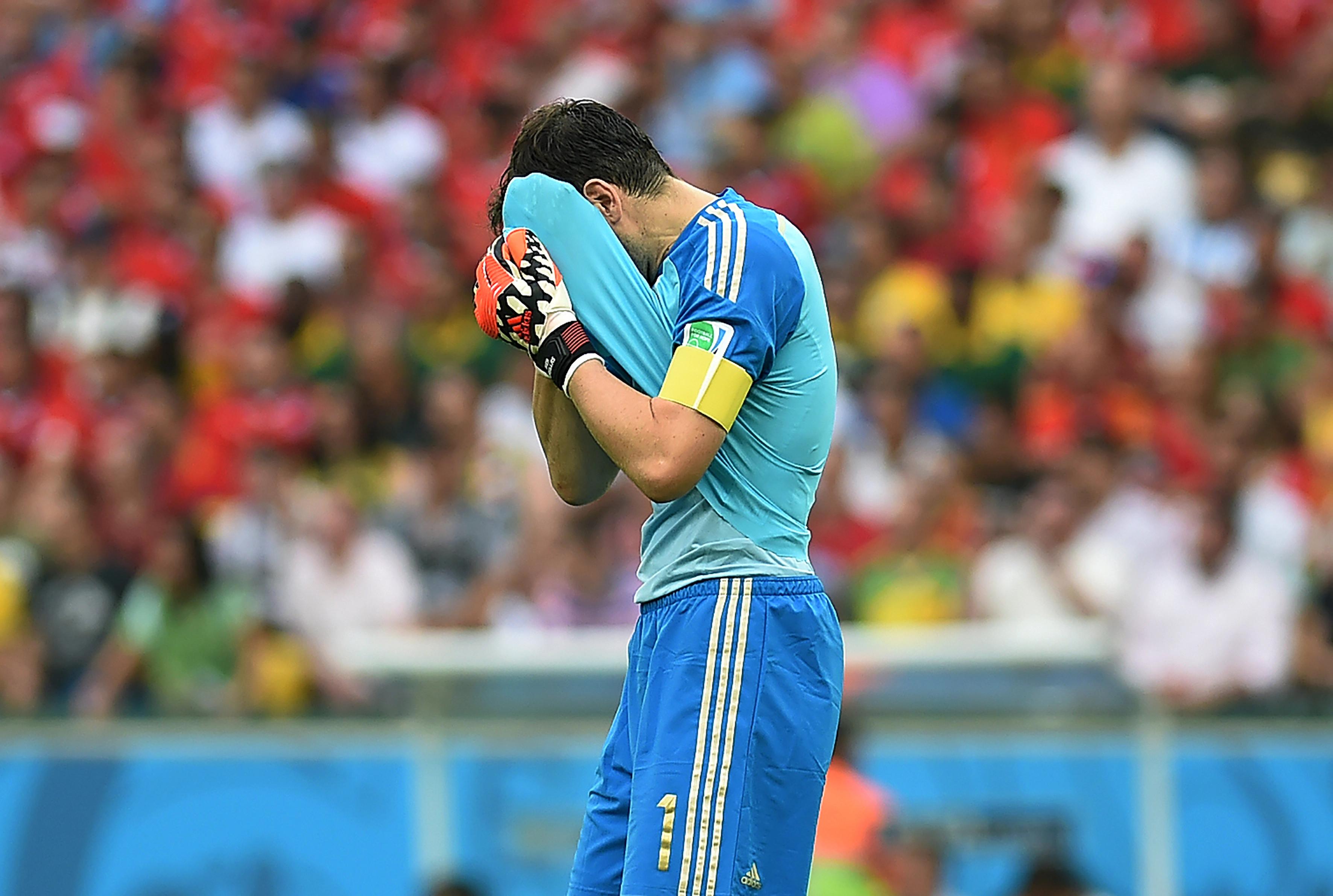 Espanha, 2014: o ‘tiki-taka’ caiu de forma abrupta, com uma goleada (1-5) com os Países Baixos e a eliminação consumada na fase de grupos com o Chile (0-2) - (IMAGO)