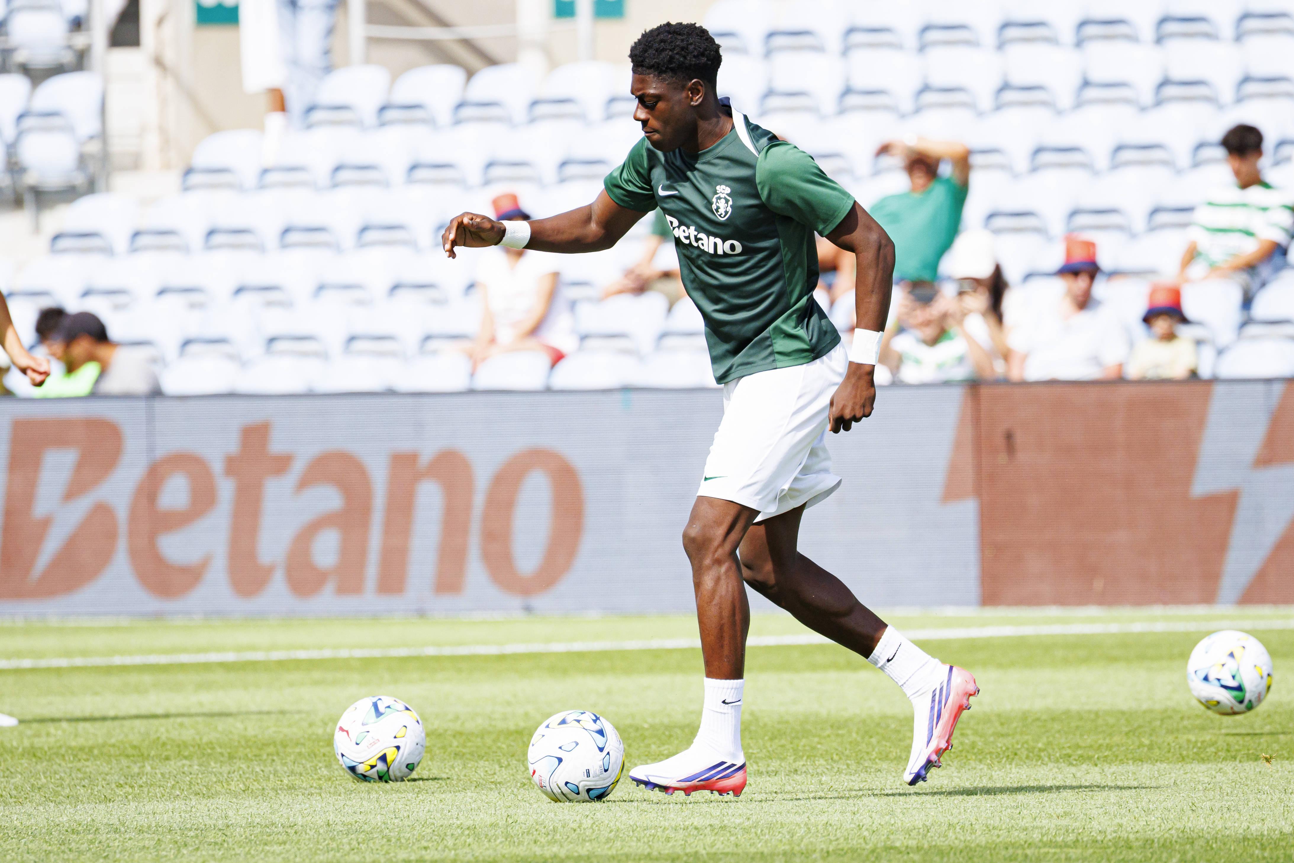 Issa Doumbia no aquecimento