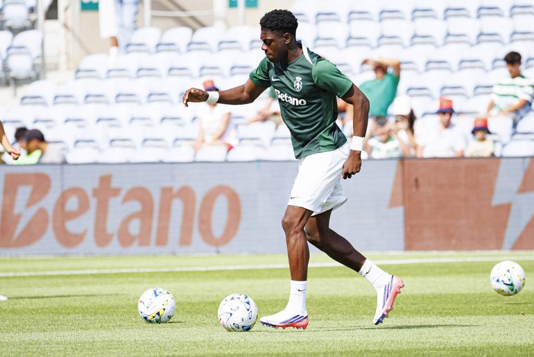 Issa Doumbia no aquecimento