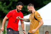 Rúben Amorim numa interação com Mario Gila no treino do Milan - Foto: Milan