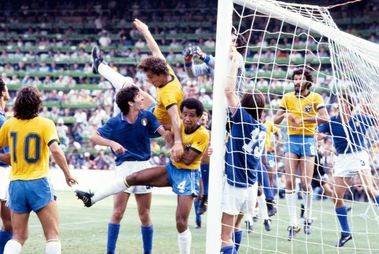Brasil, 1982: um jogo da 2.ª fase de grupos foi o mais icónico do Mundial: o ‘hat trick’ de Paolo Rossi ao Brasil de Telê Santana, Zico e Sócrates eliminou a ‘canarinha’ em fase precoce, antes da própria Itália vencer a prova (IMAGO)