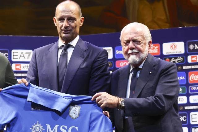 Allegri ao lado de Aurelio De Laurentiis na apresentação como novo treinador do Nápoles