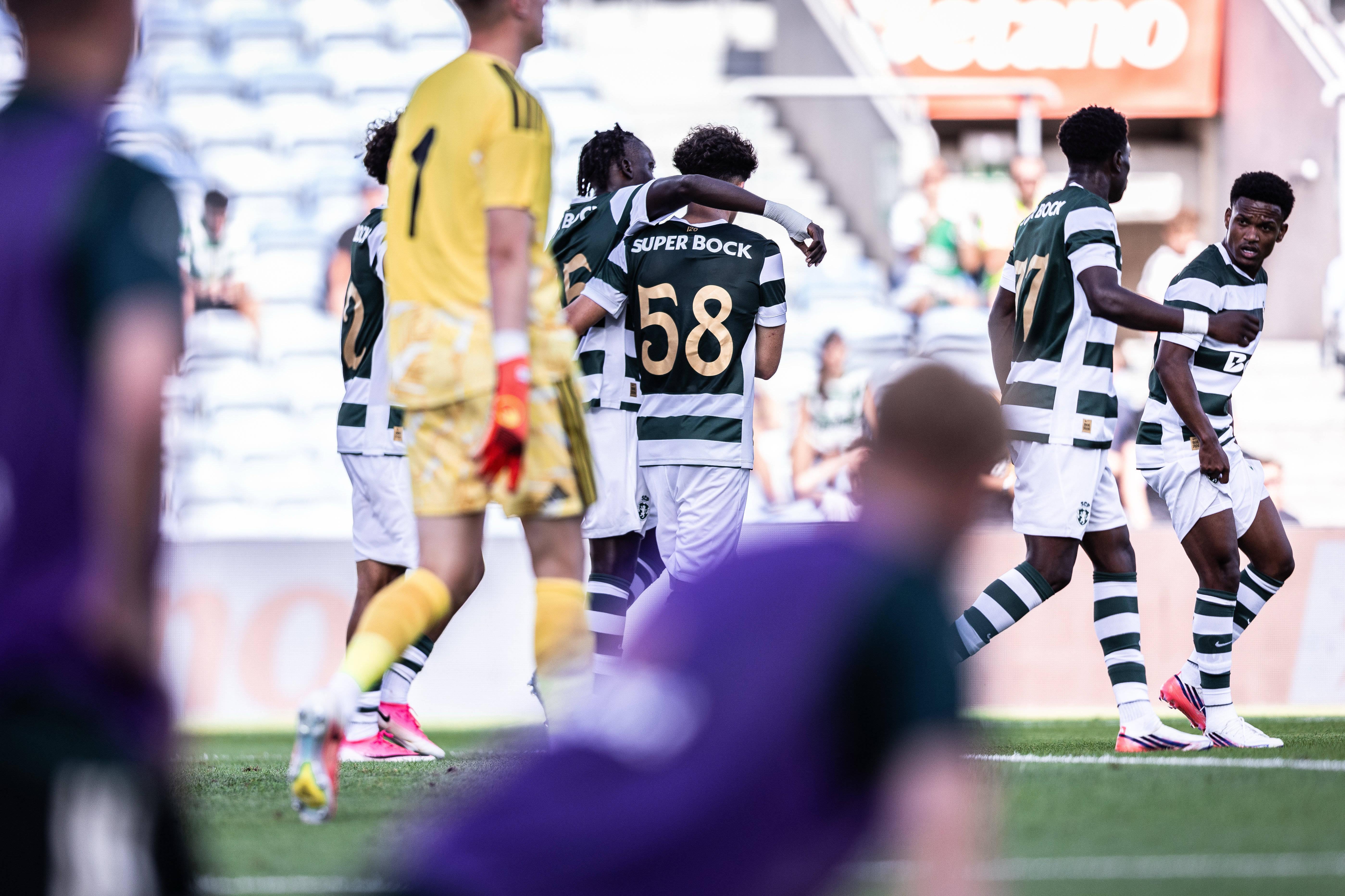 Festejos do Sporting depois do golo de Geny Catamo