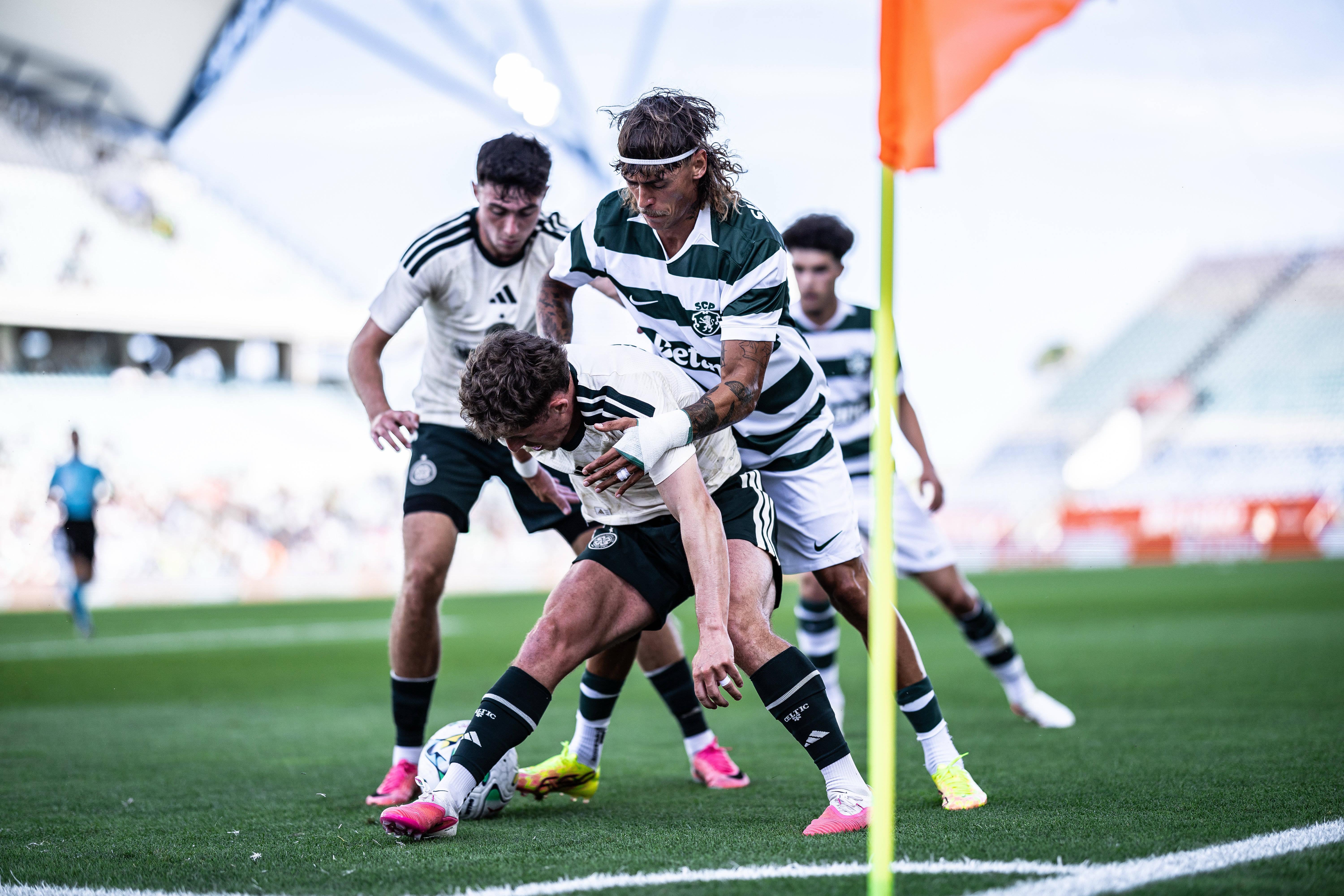 Ricardo Mangas em duelo com jogador do Celtic