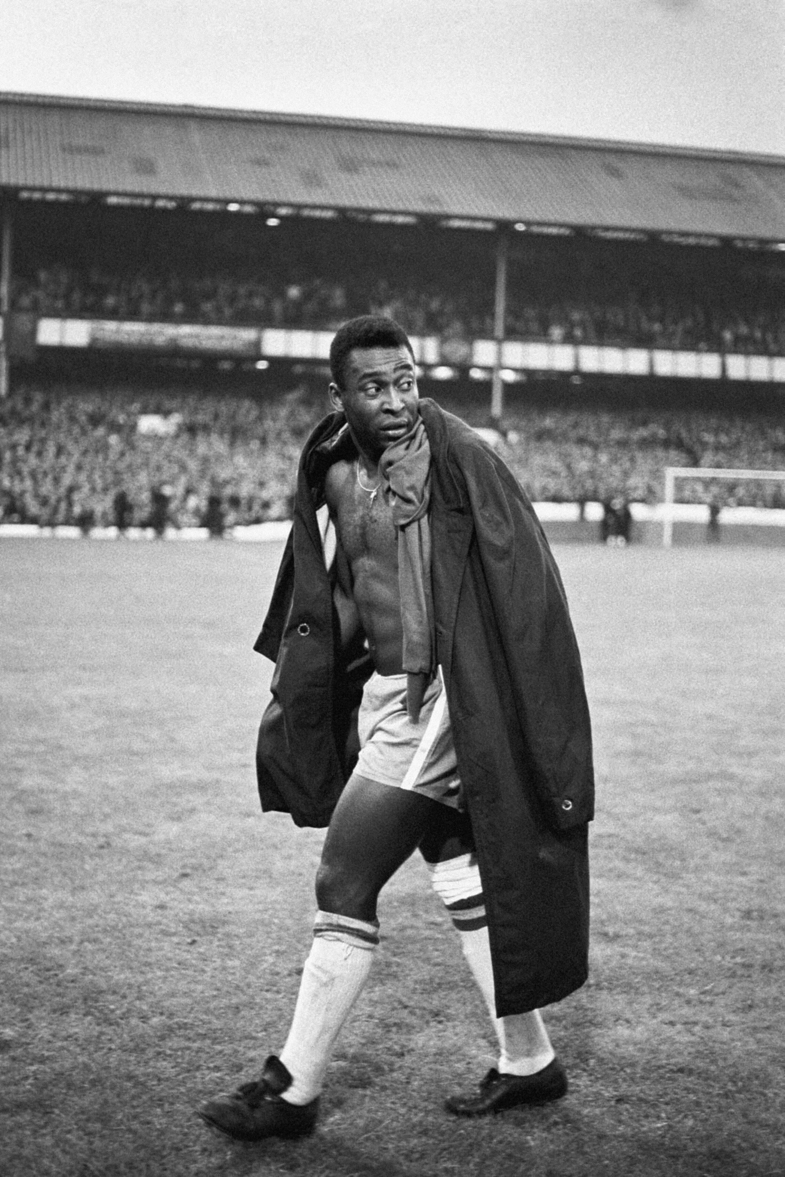 Brasil, 1966: bicampeão mundial, chegou a Inglaterra ainda com Pelé e Garrincha, mas com o Rei lesionado, as derrotas por 1-3 com Bulgária e Portugal, esta marcada pela entrada dura que sofreu de Morais e pelo bis de Eusébio, eliminaram o Brasil (IMAGO)