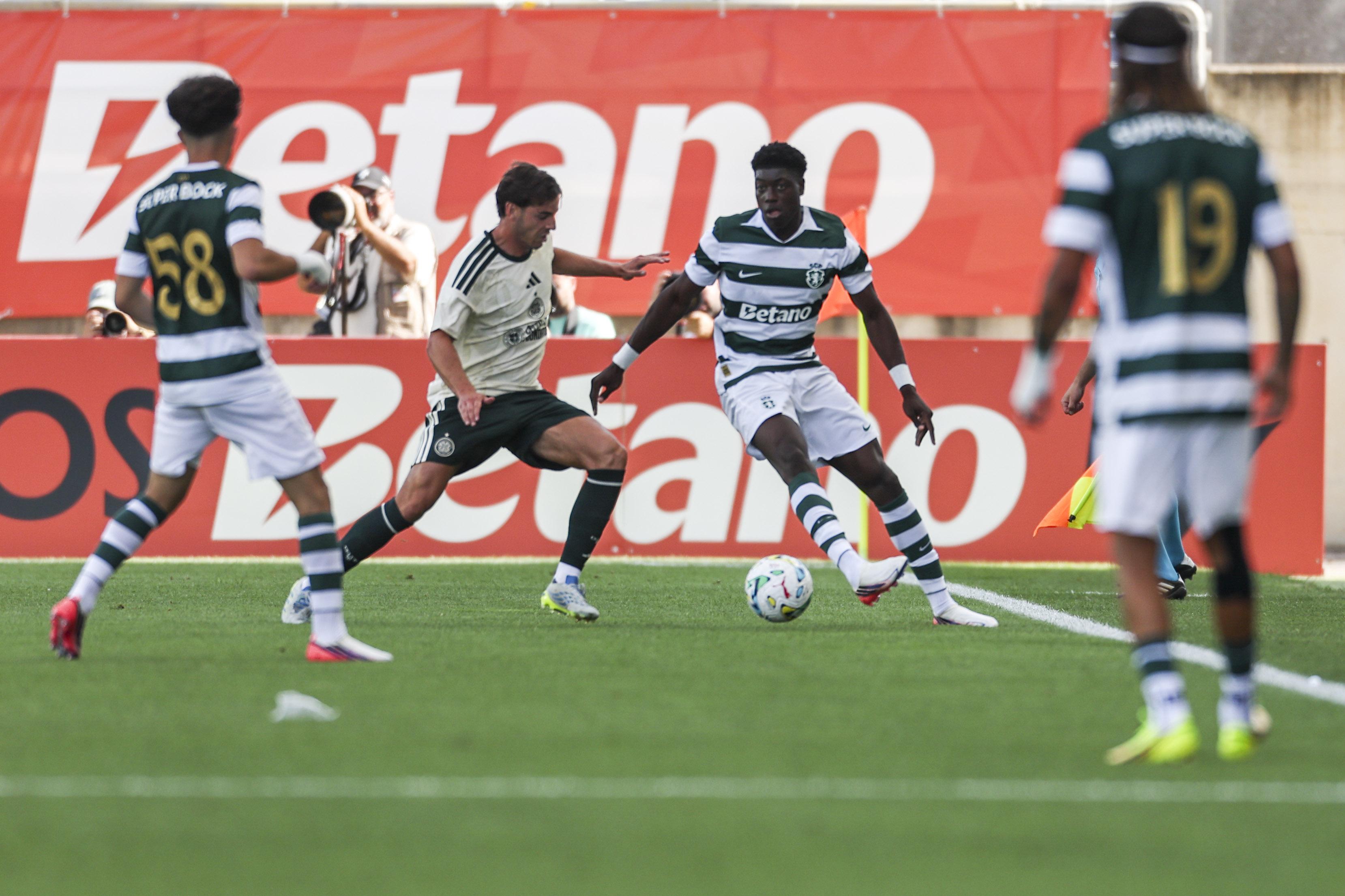 Issa Doumbia com a bola - Foto: Ricardo Nascimento/LUSA