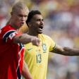 Haaland e Danilo no Brasil-Noruega