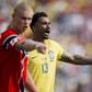 Haaland e Danilo no Brasil-Noruega