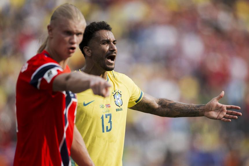 Haaland e Danilo no Brasil-Noruega