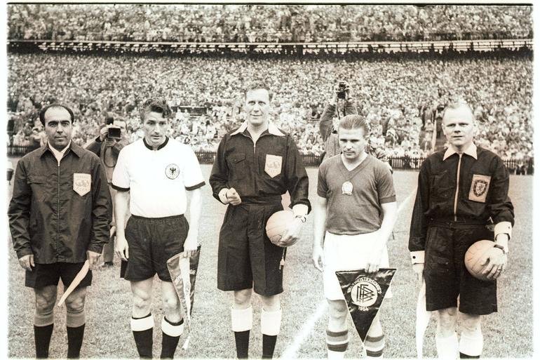 Hungria, 1954: A equipa de Puskás e Kocsis marcou 27 golos em cinco jogos e vencia a final por 2-0 aos 8 minutos, mas consentiu a reviravolta da Alemanha Ocidental (2-3) no Milagre de Berna… depois de já ter ganho a essa equipa 8-3 (IMAGO)