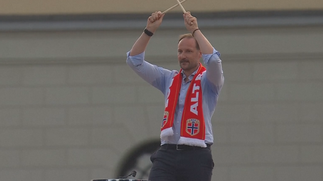 Príncipe Haakon deu o mote: noruegueses saíram à rua para remar pela seleção