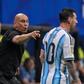 Hossam Hassan, selecionador do Egito, com Lionel Messi, capitão da Argentina