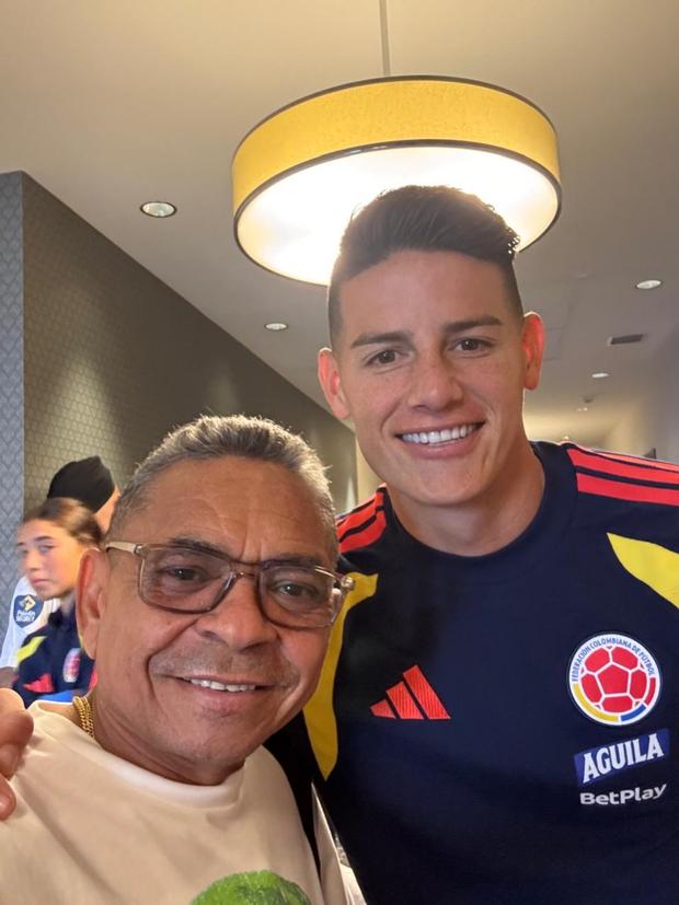 James Rodríguez com o pai de Luis Díaz - Foto: @mane_diaz_26