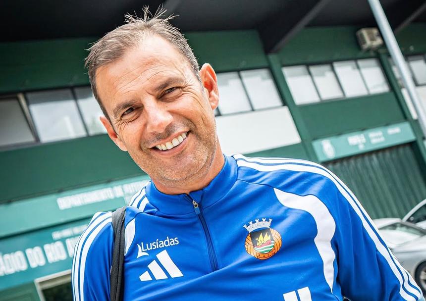 Sotiris Silaidopoulos sorridente, à saída para o Algarve - Foto: Rio Ave