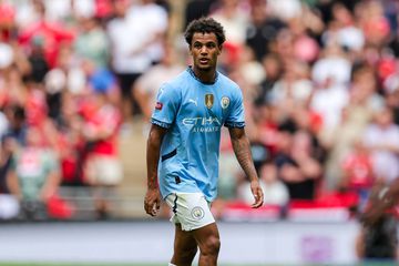 Oscar Bobb é baixa no Manchester City após sofrer fratura