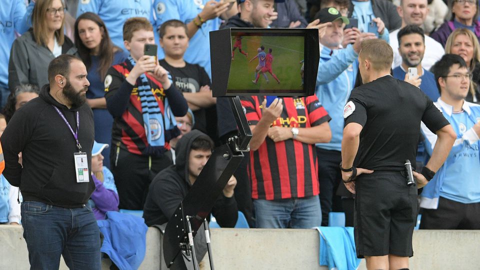 Premier League vai explicar decisões do VAR nas redes sociais