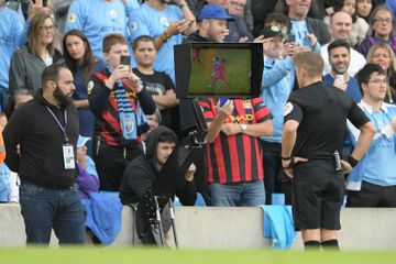 Premier League vai explicar decisões do VAR nas redes sociais