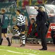 Cristiano Ronaldo em 2002, a preparar-se para entrar pela primeira vez no relvado num jogo oficial