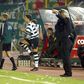 Cristiano Ronaldo em 2002, a preparar-se para entrar pela primeira vez no relvado num jogo oficial