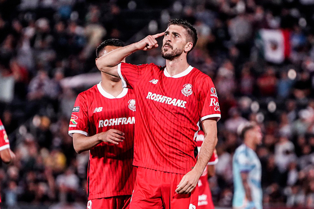 VÍDEO: Paulinho mostra os dentes e brilha com golaço de calcanhar