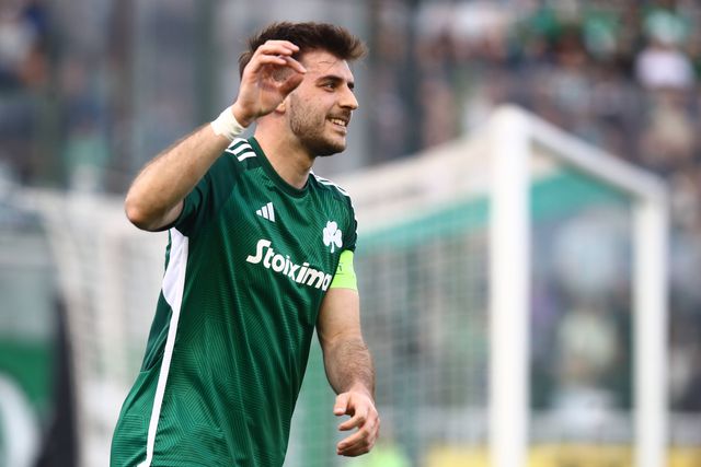 Ioannidis sorri ao ser recebido em Amesterdão... por um adepto do Sporting