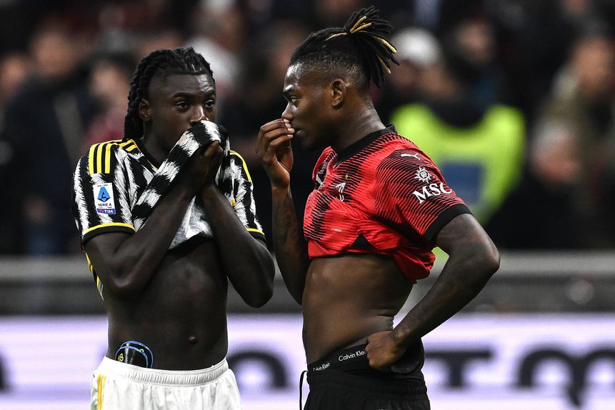 Moise Kean e Rafael Leão num jogo entre Milan e Juventus, em 2023 Foto: IMAGO