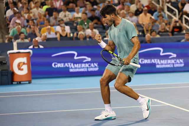 Alcaraz vence e segue para os 'quartos' em Cincinnati