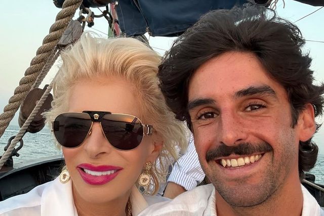 Lili Caneças e Francisco Trincão a bordo de um veleiro, no rio Tejo